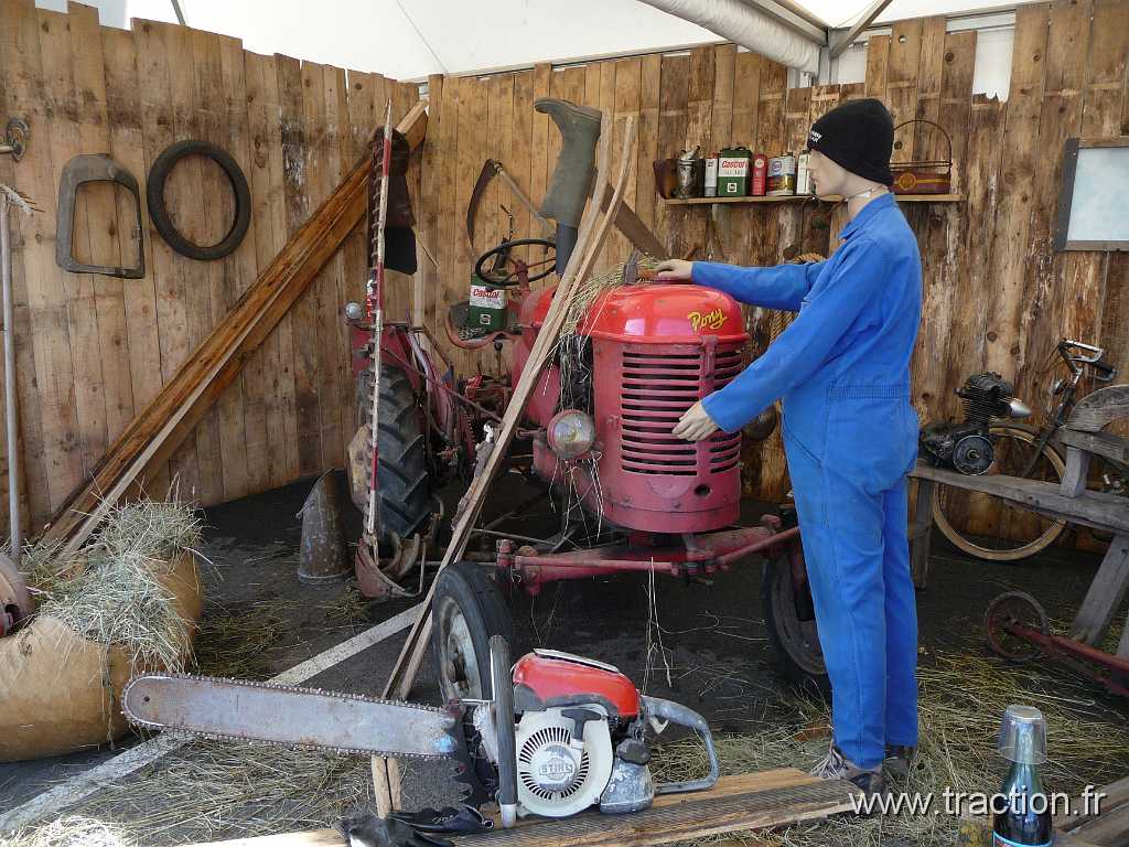 Vagney (31).JPG - 26/03/2016 - 88120 VAGNEY - 30ème bourse d'èchanges - Reconstitution d'une remise en route, tracteur Pony et outils divers